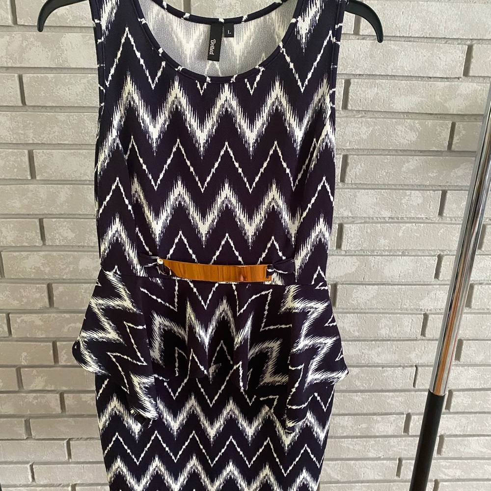 Body con dress with zigzag pattern and gold detail